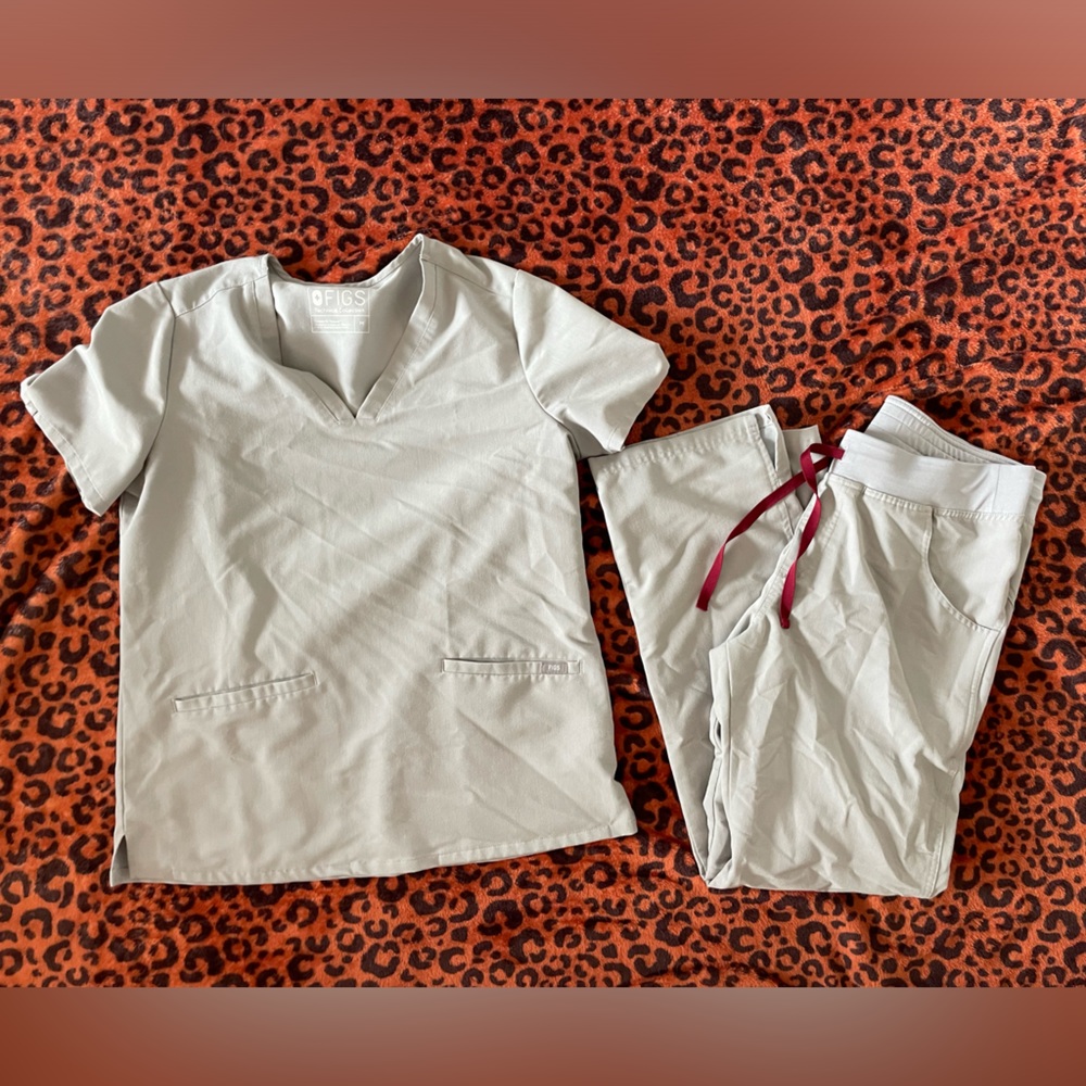 Light grey FIGS scrub set. Casma top + Kade bottoms. Mediums.